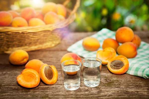 Kayısı brandy ve masanın üzerine kayısı