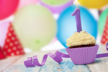 Tablo arka planda Balonlu doğum günü kek