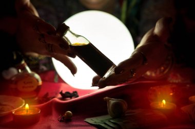 Aşk iksiri bir şişe tutan fortune teller kadın