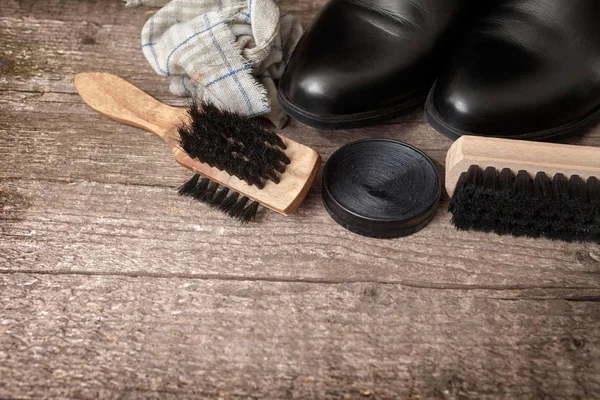 木制刷子, 波兰奶油和黑色靴子 — 图库照片