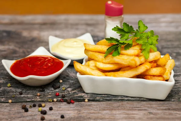 Papas fritas en un tazón pequeño con perejil — Foto de Stock