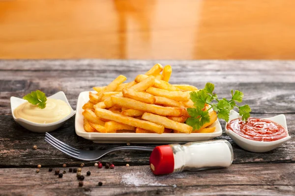 Placa con papas fritas y perejil — Foto de Stock