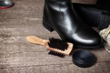 Fırça, krem ve siyah ayakkabı Lehçe