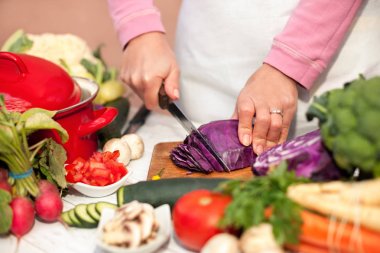 Ev kadını mutfakta dilimleri üzerinde kırmızı lahana Dilimleme