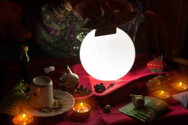 Tarot kartı tutan Çingene Kadın