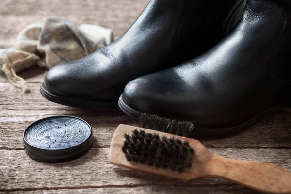 Crema para pulir, botas negras y pincel — Foto de Stock