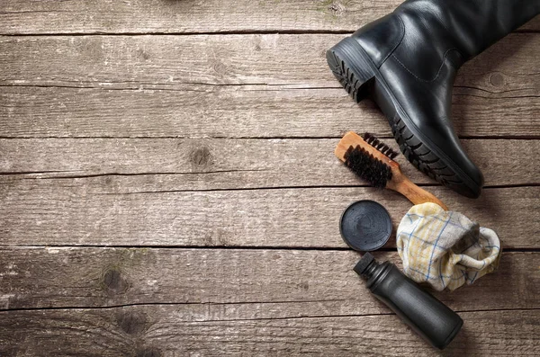 Польська крем і щітка для очищення чоботи — стокове фото