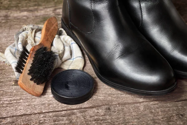 Fırça ve Lehçe krema ile siyah ayakkabı