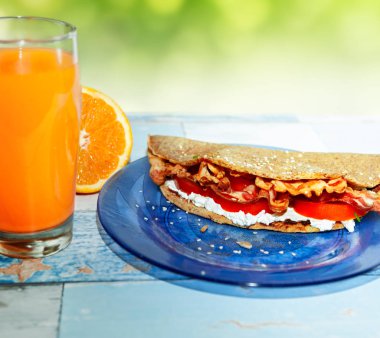 Plaka portakal suyu ile doldurulmuş krep