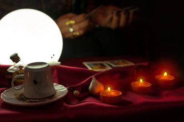 Kahve fincanı, mumlar ve tarot ile parlak kristal top ha kartı
