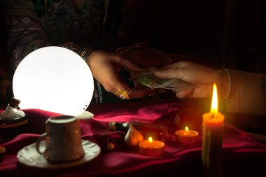 Falcı fal için para almak