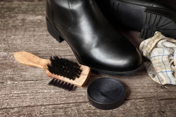 Lehçe krem, fırça ve siyah ayakkabı