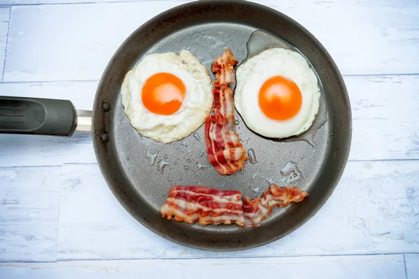 Bir tavada pastırmalı kızarmış yumurta