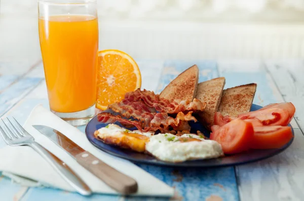 Plaka üzerinde ateş yumurta ile ev yapımı kahvaltı servis