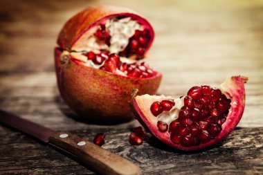 Masanın üzerine bıçakla taze çiğ nar