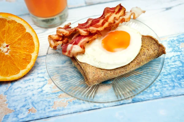 Frukost med stekt ägg, bacon och pannkaka — Stockfoto