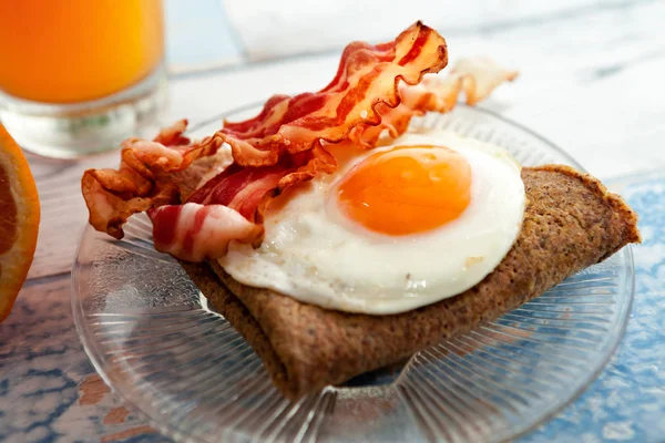 Жареное яйцо и бекон на завтрак — стоковое фото