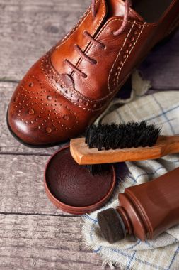 Ayakkabı parlatıcısı ve fırçalar ahşap yüzey üzerinde