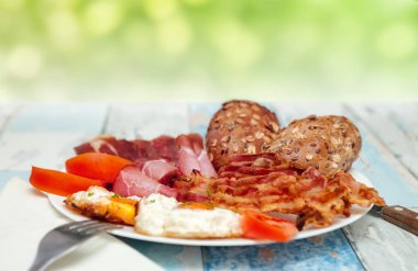 Yağda yumurta ve pastırmalı kahvaltı.