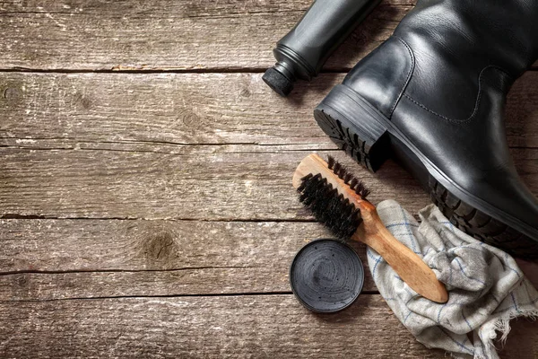 Crema polacca e spazzola per la pulizia degli stivali — Foto Stock