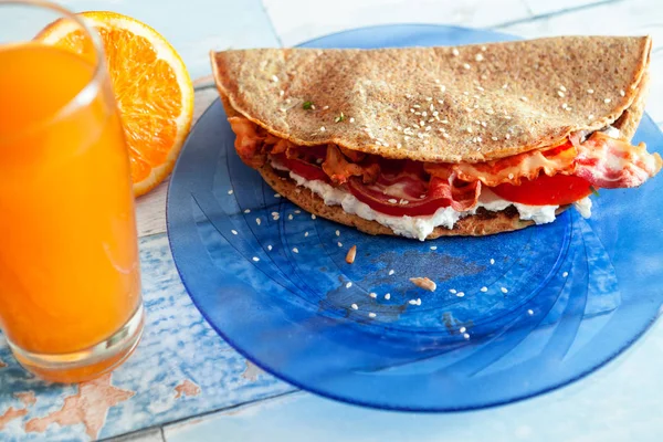 Stuffed pancakes with tomato, bacon and  sour cream for breakfas — Stock Photo, Image