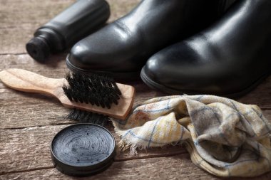 Lehçe krem, siyah çizmeler, fırça ve kumaş