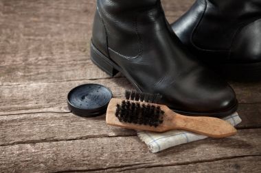 Siyah çift çizme, fırça ve krem Lehçe