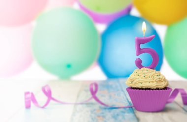 Mum ile doğum günü kutlaması ile sayı 5