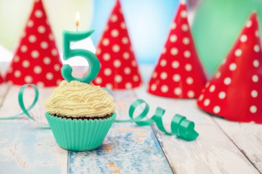 Tek bir mum ile doğum günü kek