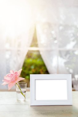 Yaprak ve gül cam çerçeve