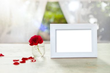 Kırmızı gül cam ile beyaz çerçeve