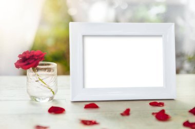 Beyaz bir çerçeve ve gül yaprakları üzerinde tablo