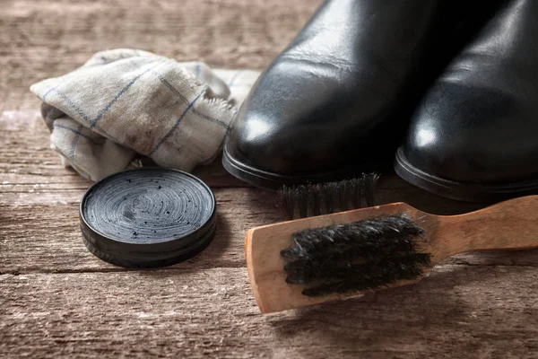 Poliercreme, Pinsel und schwarze Stiefel — Stockfoto