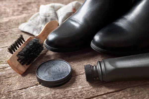 Lehçe siyah çizmeler, fırça, krem ve Perdah