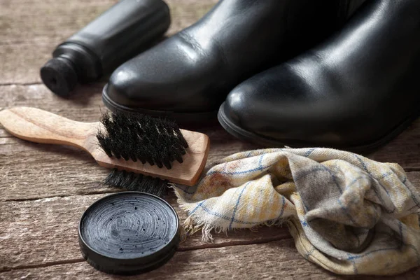 Lehçe krem, siyah çizmeler, fırça ve kumaş