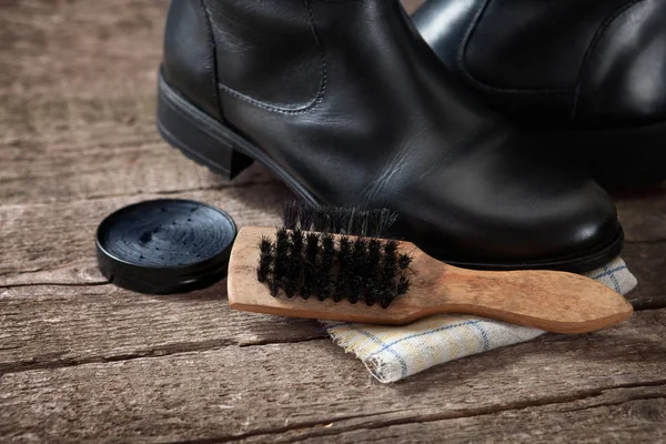 Borstel met zwarte boot en Pools crème — Stockfoto