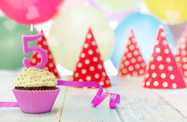 Cupcake con velas y sombreros de fiesta — Foto de Stock