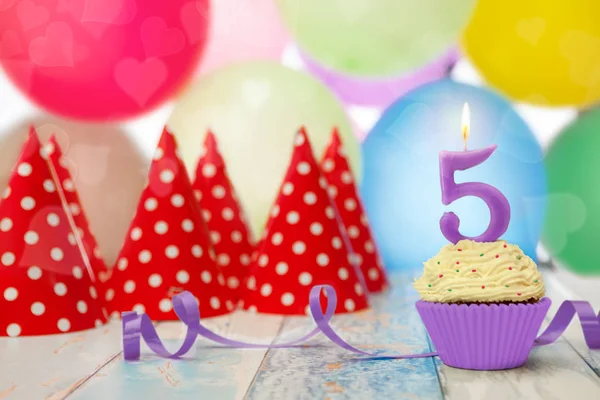 5 numaralı şeklinde mum ile cupcake