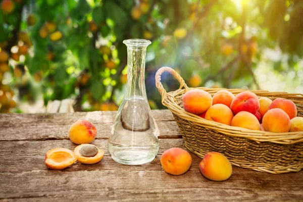 Bir şişe ve taze kayısı meyveli brendi