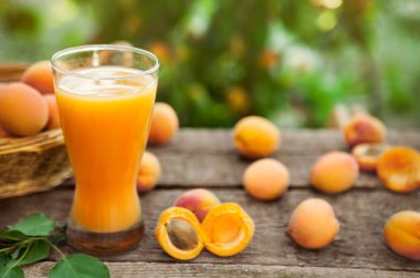 Kayısı suyu ve taze kayısı cam