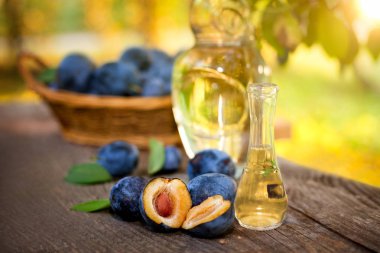 Slivovitsa şişe açık Erik kesmek