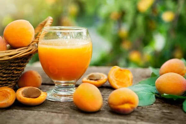 Suyu ve masanın üzerine taze kayısı