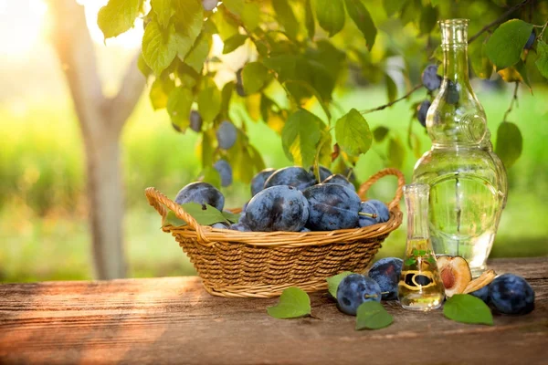 Açık Erik masanın üstüne kesmek