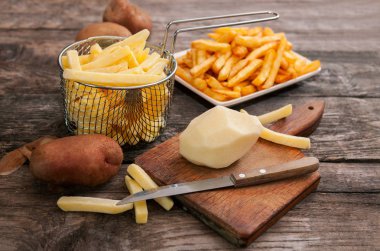 Doğrama kurulu ve bir bıçak üzerinde patates