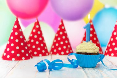 Muffin mum ve parti şapkaları ile