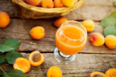 Kayısı kayısı ile taze meyve suyu