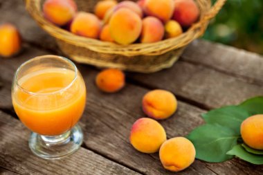 Kayısı suyu içecek ve taze kayısı