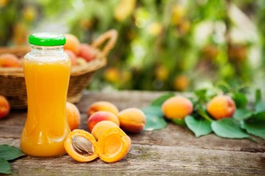 Şişe ile taze kayısı kayısı suyu