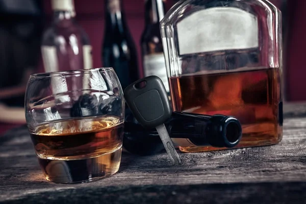 Car keys on glass with alcohol drink — Stock Photo, Image