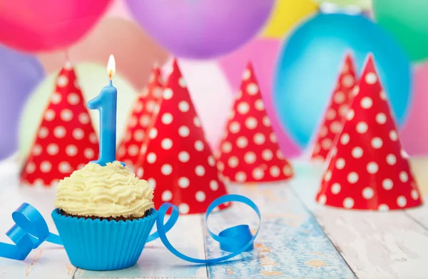 Doğum günü mumlu kek.